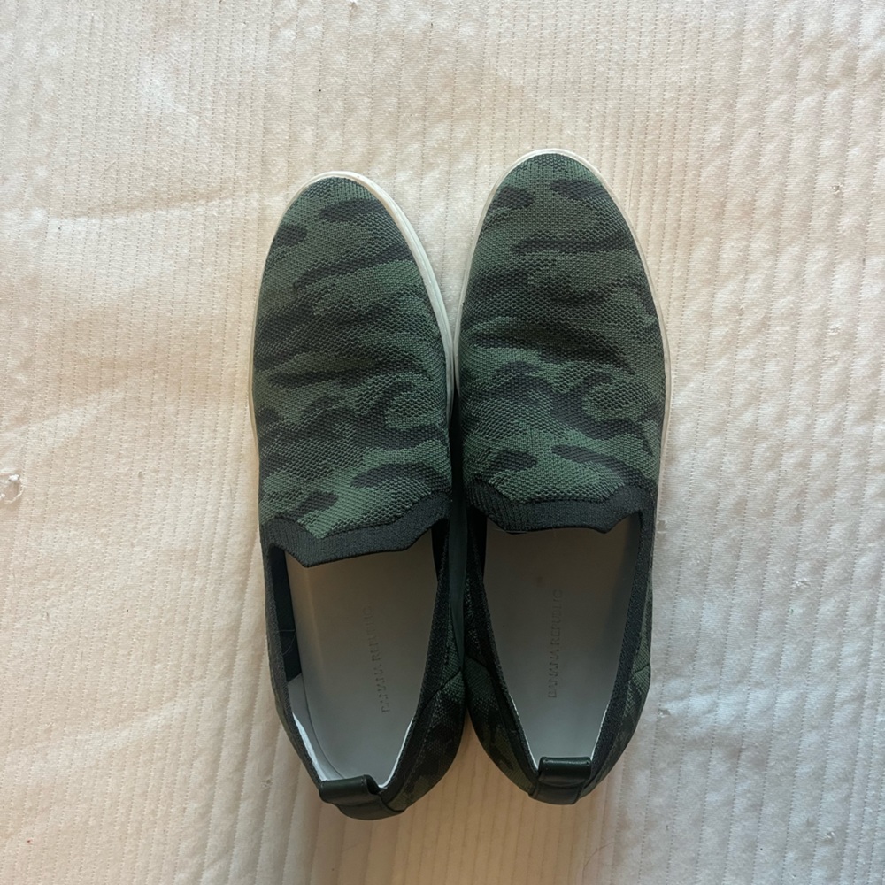 Barely worn, knit sock free style, cute and lightweight statement shoe!